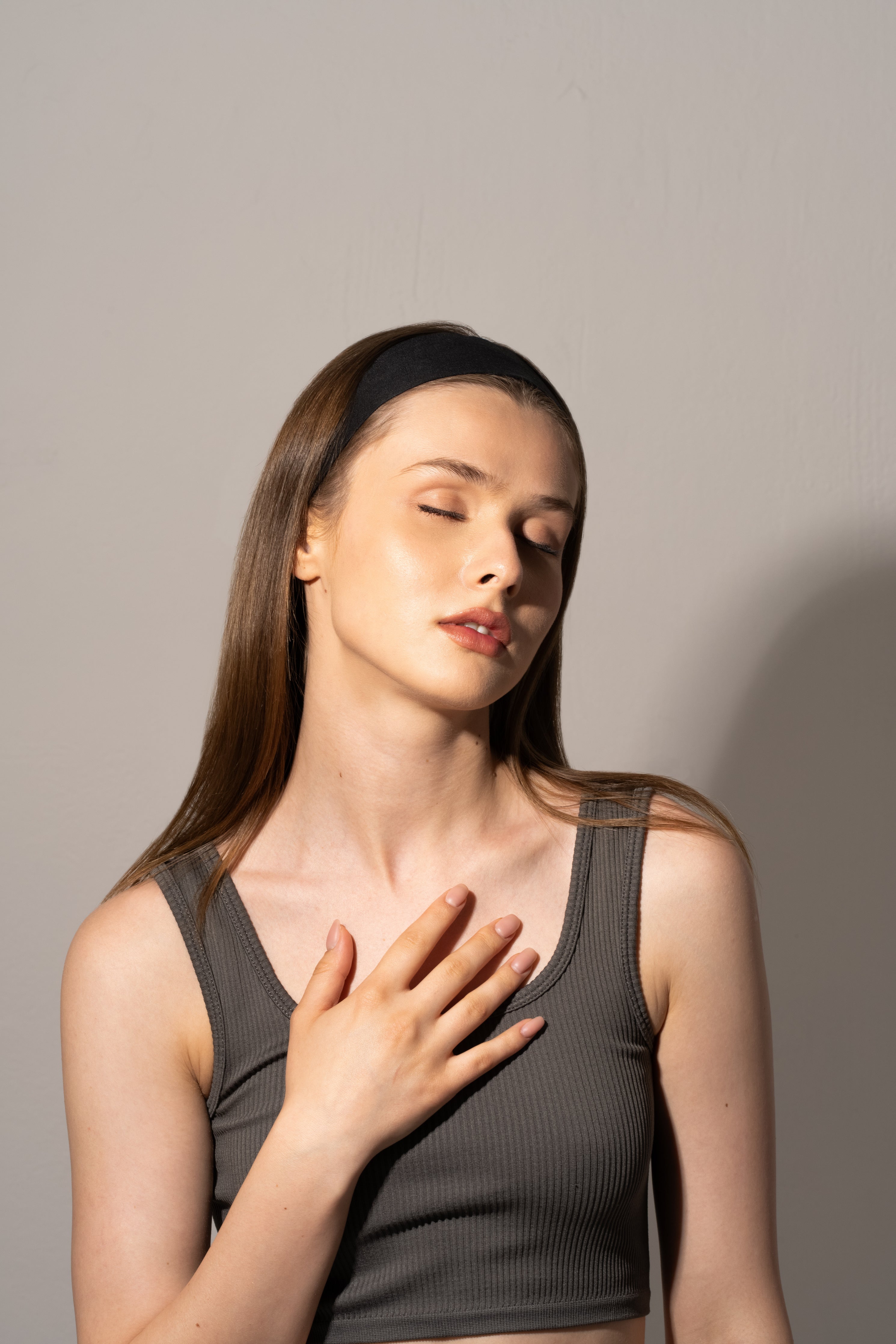 model with closed eyes wearing the ikigai black linen wrap